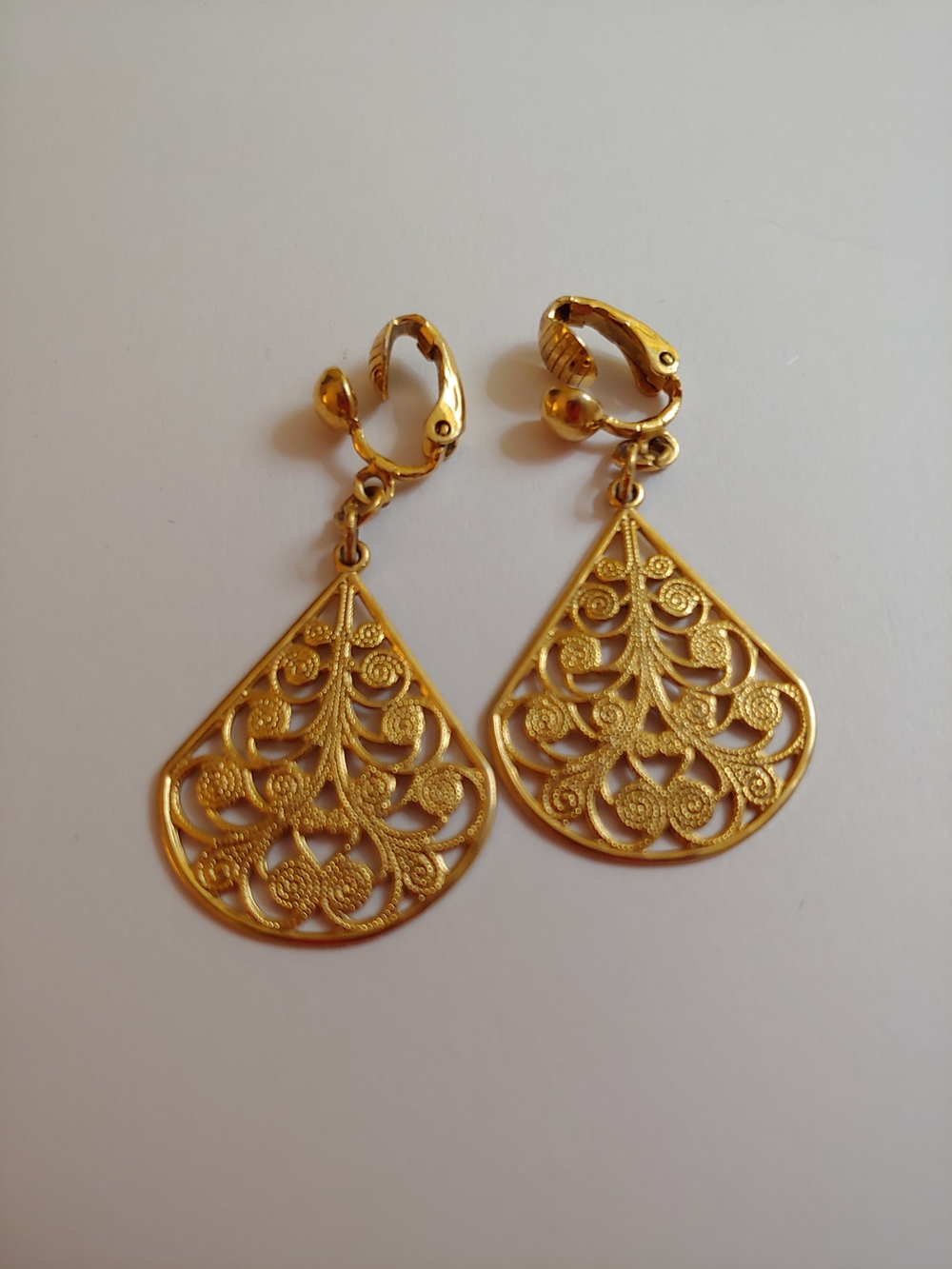1928 Gold Filigree Teardrop Dangle Clip Earrings